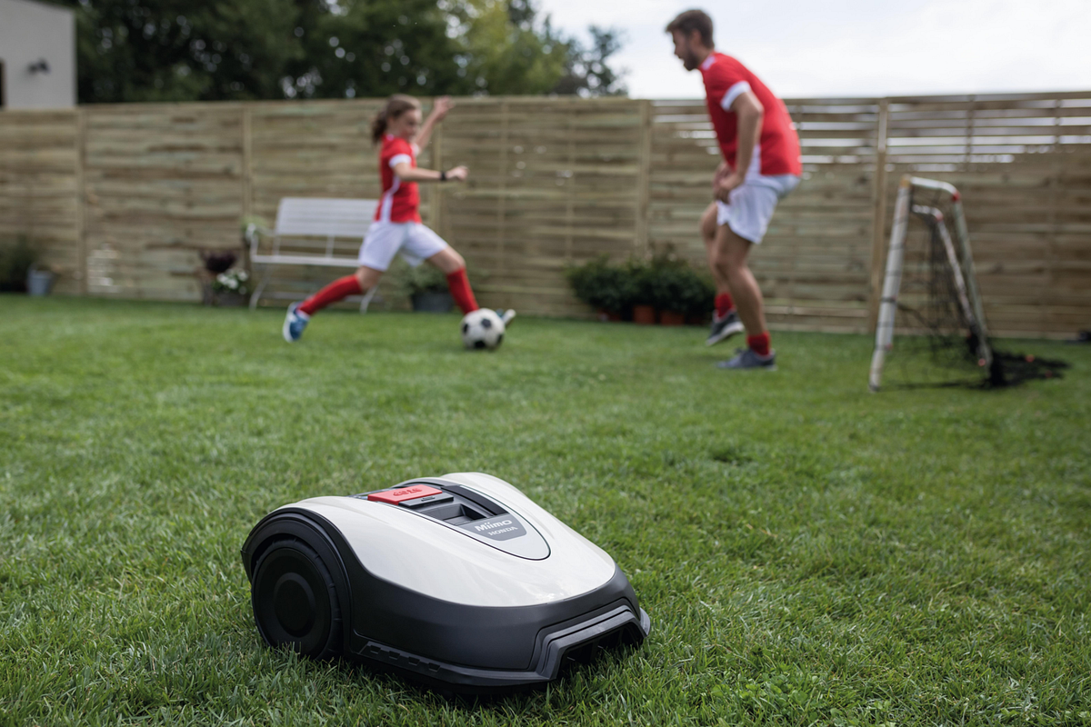 Während Miimo mäht, können Sie im garten weiter Fußball spielen
