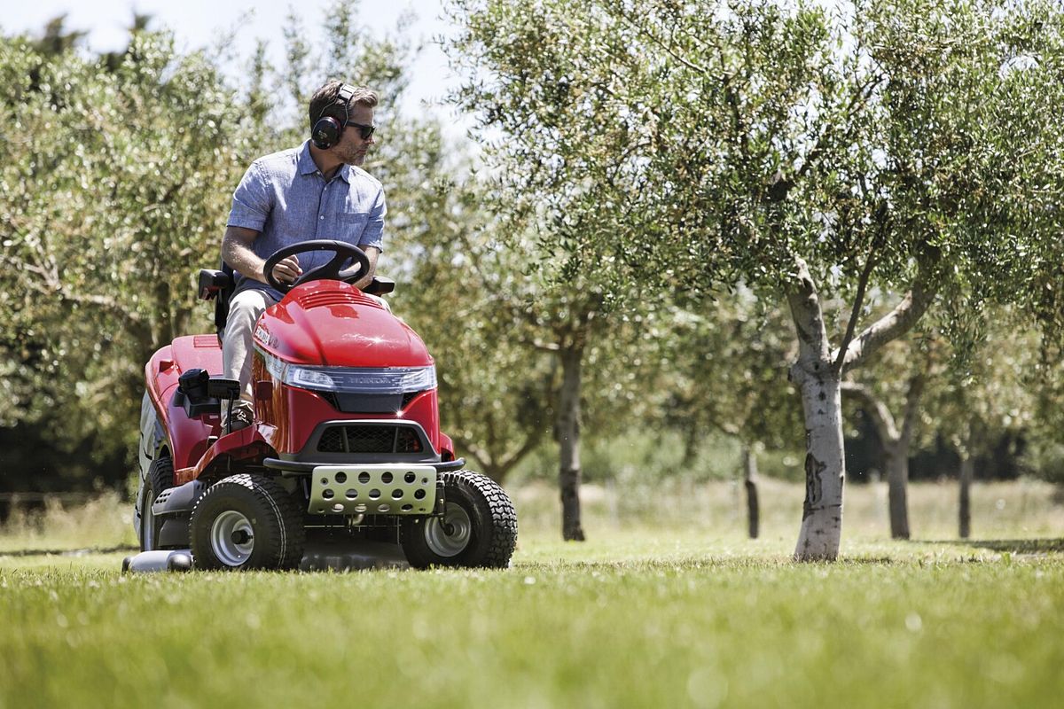 Honda baut powervolle Rasentraktoren, mit denen sie mühelos große Rasenflächen mähen können
