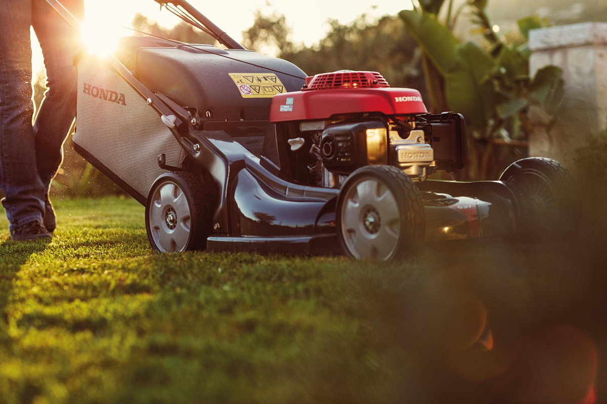 Honda Rasenmäher in der Abendsonne