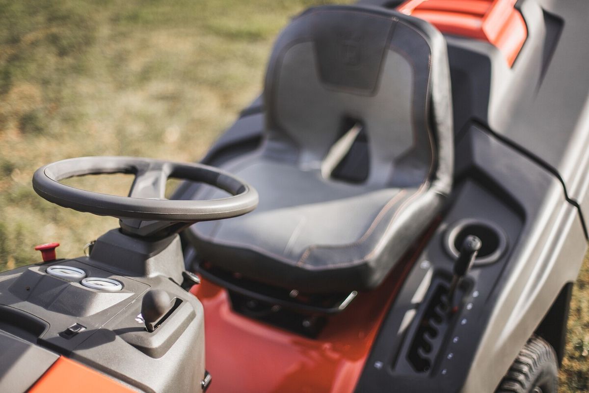 Lenkrad und Fahrersitz des Husqvarna TC 242TX