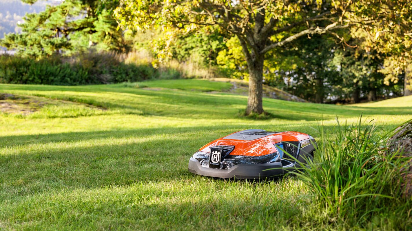 Ein Automower von Husqvarna ist der ideale kleine Helfer im Garten