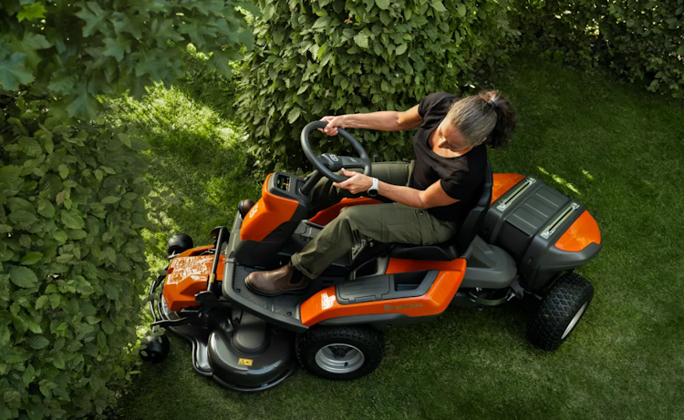 Husqvarna Akku-Rider R 200iX AWD mit Allradantrieb