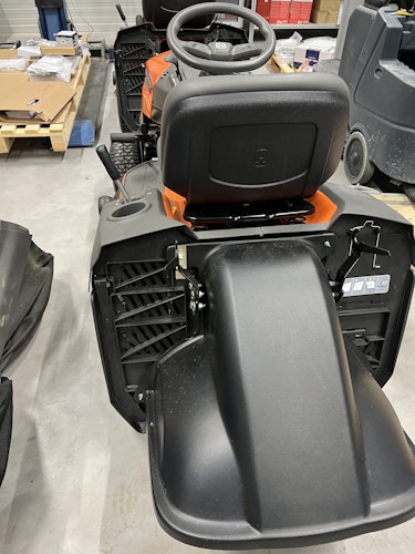 Husqvarna Rasentraktor TC 138 - B-Ware mit Deflektor