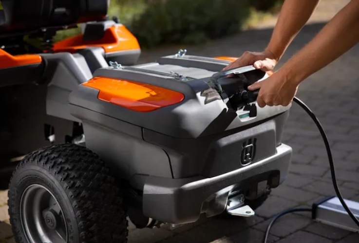 Husqvarna Akku-Rider R 200iX AWD mit Allradantrieb